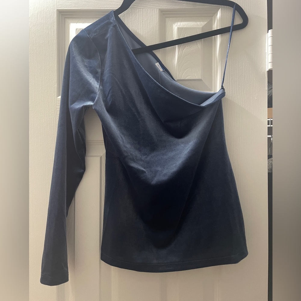 One sleeved velvet blouse